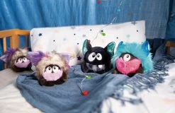 Nici 48423 Monsterdoos Monster Creepydoo Schwarz 10cm Plüsch Kuscheltier -Plüschwelt Verkauf 48421 10 48422 48423 Milieu 2048x1330