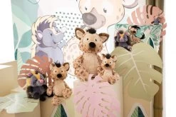 Nici 48868 Kissen Hyäne Helgi 43x25cm Plüsch Kuschelkissen GREEN Wild Friends 7 Nici 48868 Kissen Hyäne Helgi 43x25cm Plüsch Kuschelkissen GREEN Wild Friends -Plüschwelt Verkauf 48860 10 48865 48866 48867 48863 48864 Milieu 2048x1356 1